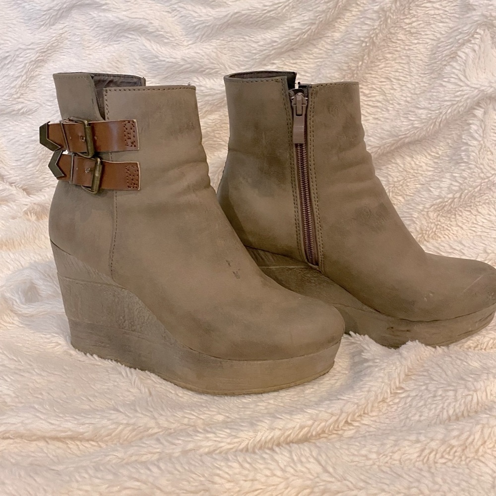 Womens SBicca Tan Booty Wedges